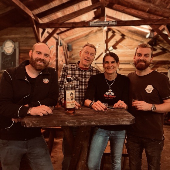 Florian Griebel mit seiner Familie am Stehtisch in einer Almhütte